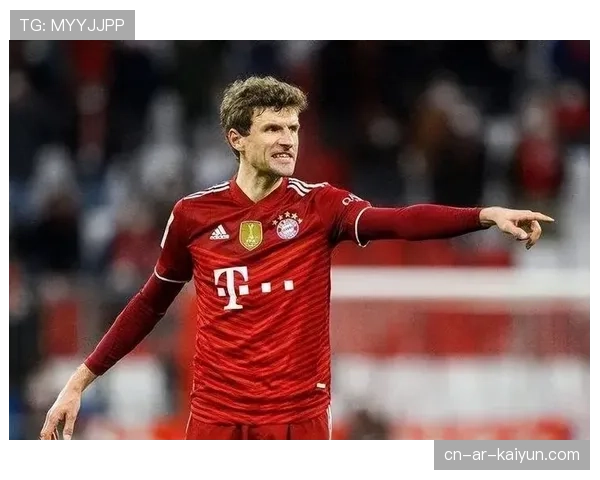 特写：老将托马斯·穆勒完成个人第150场欧冠出场，赛前获赠纪念球衣